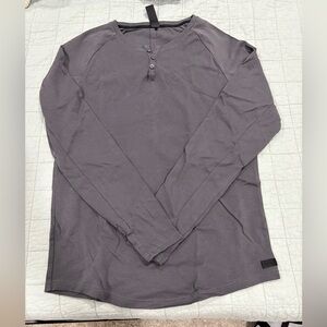 Alphalete Men’s Lux Long Sleeve Henley Shirt Dark Grey Size Medium